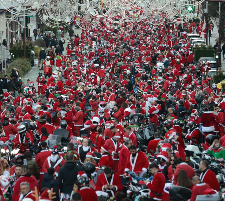 Miles de 'Papanoeles' moteros toman Vigo en apoyo al Banco de Alimentos