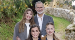 Los Reyes felicitan la Navidad junto a sus hijas en Valdesoto