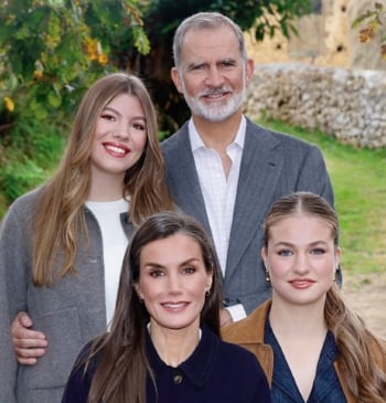 Los Reyes felicitan la Navidad junto a sus hijas en Valdesoto