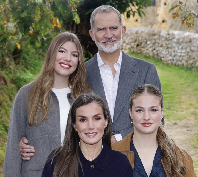 Los Reyes felicitan la Navidad junto a sus hijas en Valdesoto