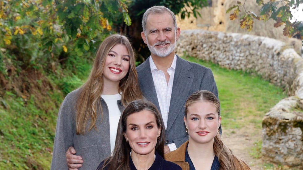Los Reyes felicitan la Navidad junto a sus hijas en Valdesoto