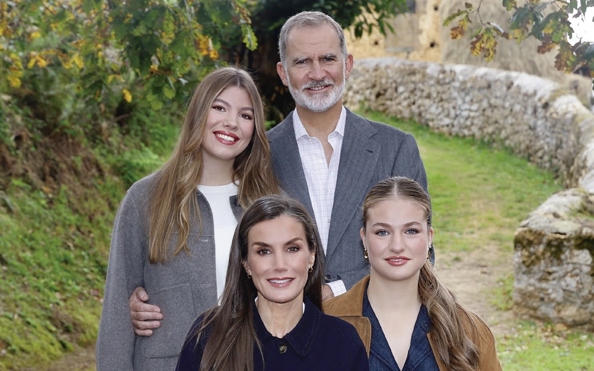 Los Reyes felicitan la Navidad junto a sus hijas en Valdesoto Los Reyes felicitan la Navidad junto a sus hijas en Valdesoto