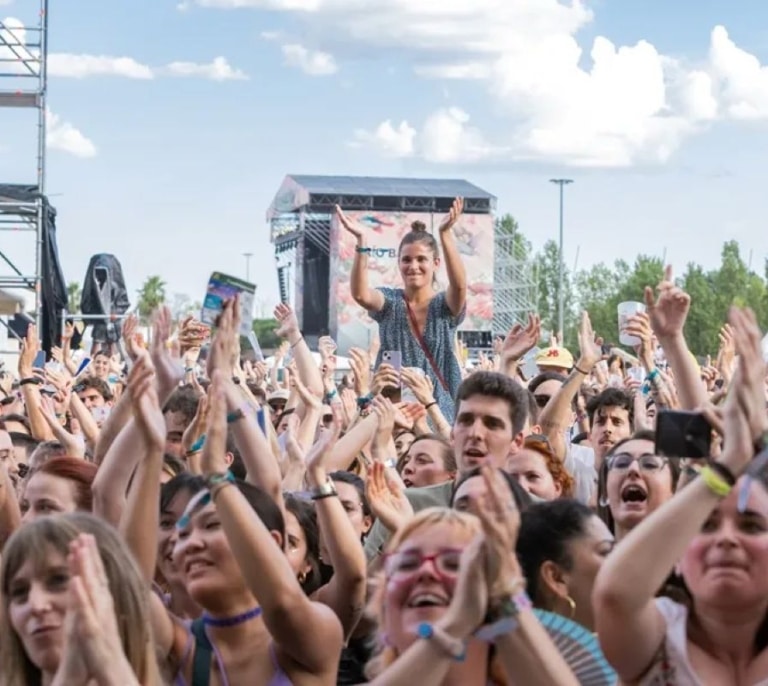 Fin de los precios abusivos en los festivales: se declara ilegal prohibir el acceso con comida o bebida