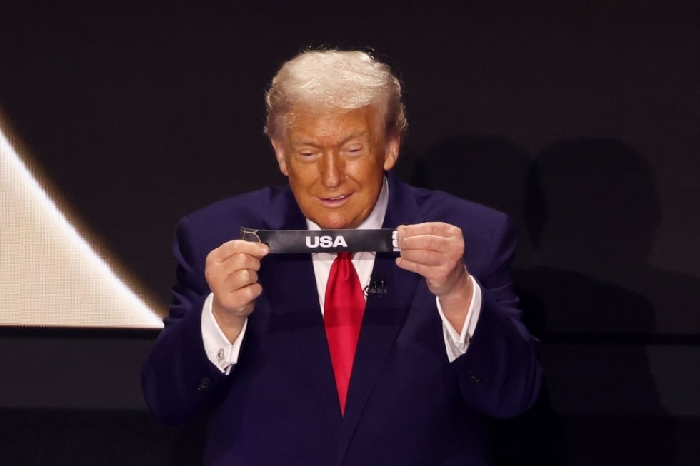 04 December 2025, US, Washington: US President Donald Trump draws USA from pot 1 during the 2026 FIFA World Cup draw at the John F. Kennedy Center for the Performing Arts in Washington. Photo: Sam Corum/PA Wire/dpa 04/12/2025 ONLY FOR USE IN SPAIN
