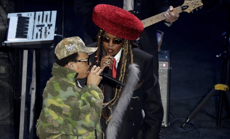 WASHINGTON (United States), 05/12/2025.- US recording artist Lauryn Hill and her son YG Marley perform during the FIFA World Cup 2026 Final Draw at the Kennedy Center in Washington DC, USA, 05 December 2025. (Mundial de Fútbol)