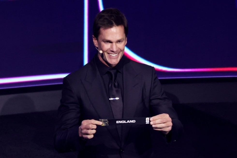 04 December 2025, US, Washington: American footballer Tom Brady draws England from pot 1 during the 2026 FIFA World Cup draw at the John F. Kennedy Center for the Performing Arts in Washington. Photo: Sam Corum/PA Wire/dpa 04/12/2025 ONLY FOR USE IN SPAIN