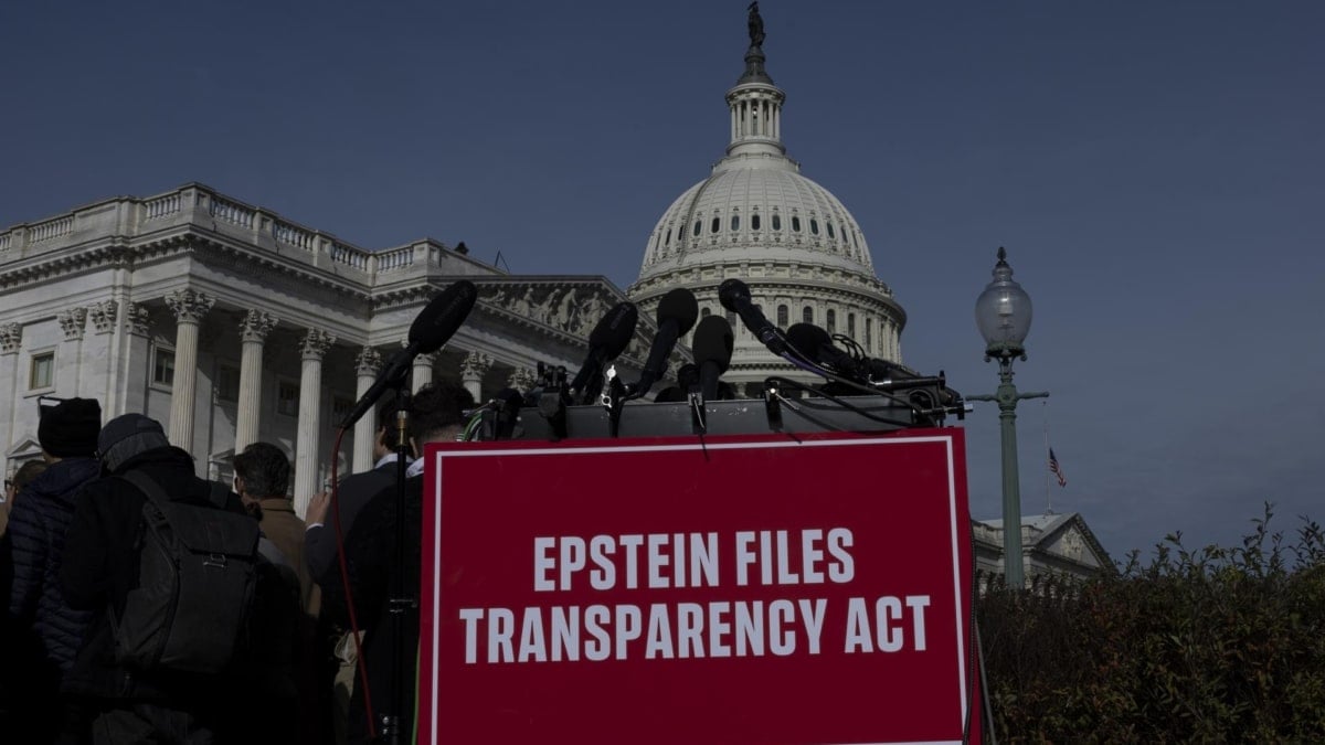 Pancarta frente al Capitolio exigiendo la publicación de los archivos de Epstein.