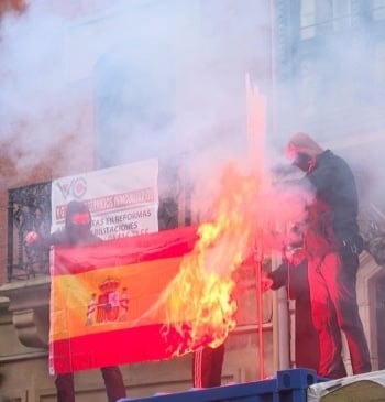 Cuatro encapuchados queman una bandera española en Bilbao durante una marcha por [...]