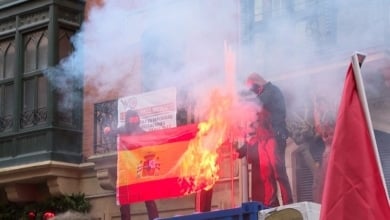 Cuatro encapuchados queman una bandera española en Bilbao durante una marcha por la independencia