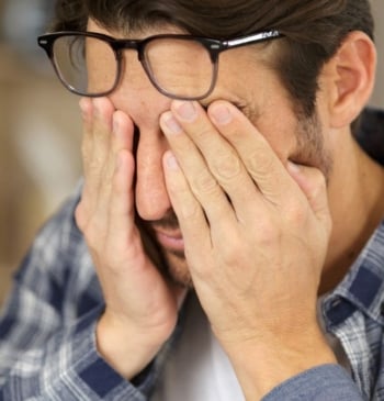 Esto son los peligros de frotarse los ojos de forma habitual