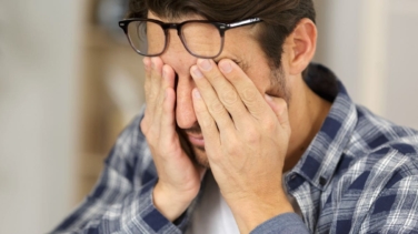 Esto son los peligros de frotarse los ojos de forma habitual