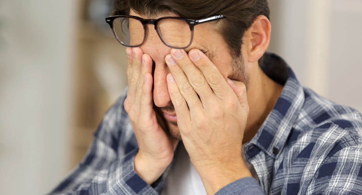Esto son los peligros de frotarse los ojos de forma habitual