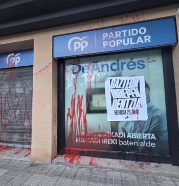 El PP acusa a las juventudes de Sortu de atacar su sede [...]