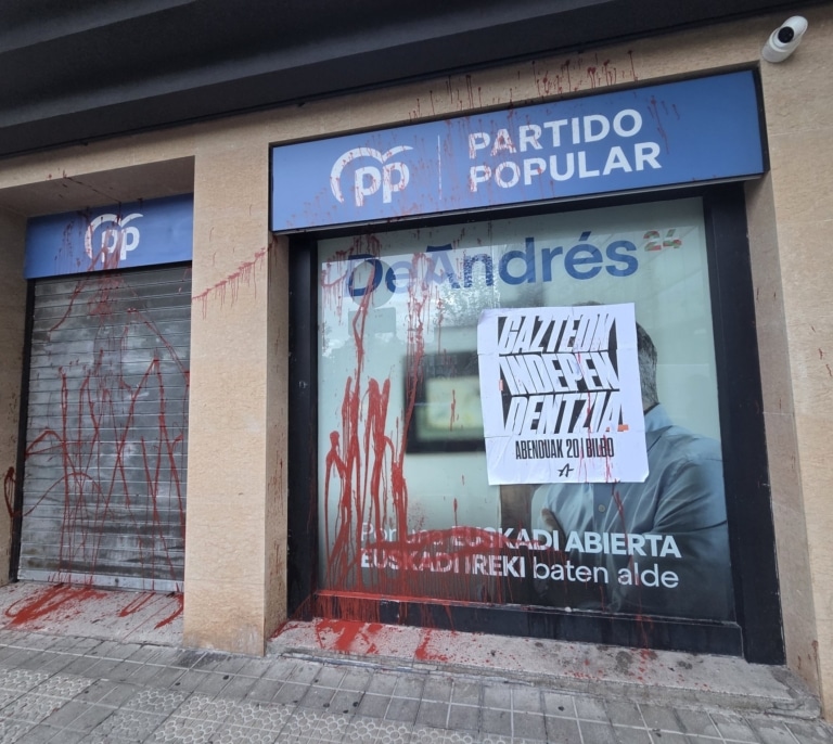 El PP acusa a las juventudes de Sortu de atacar su sede en Bilbao: "Ni nos callaron antes ni lo harán ahora"