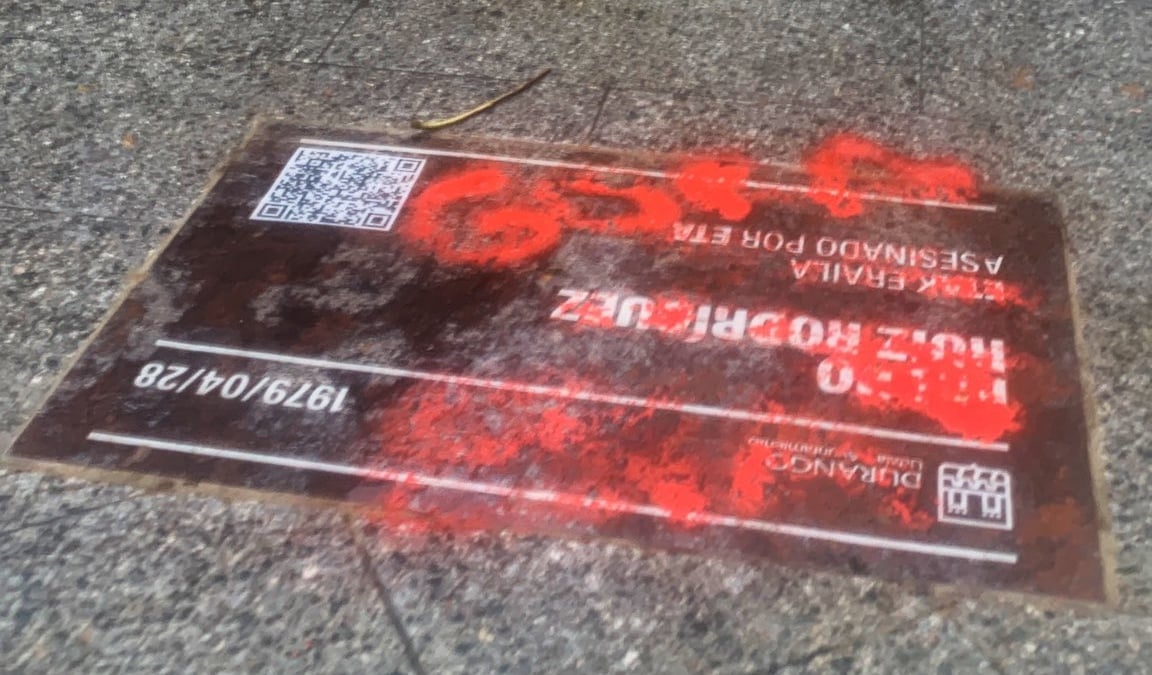 Vandalizan con pintadas de 'Gora ETA' tres placas en recuerdo a víctimas de la banda terrorista en Durango