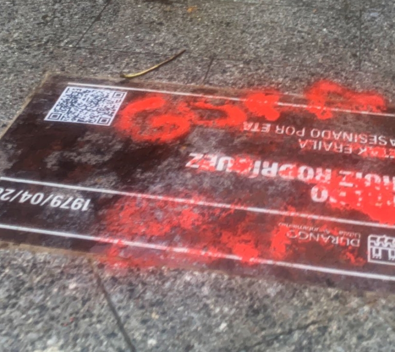 Vandalizan con pintadas de 'Gora ETA' tres placas en recuerdo a víctimas de la banda terrorista en Durango