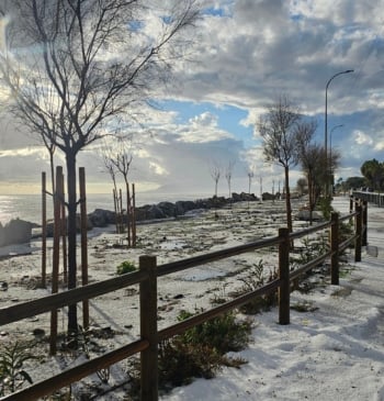 Blanca Navidad en Málaga: una granizada tiñe de blanco la Axarquía
