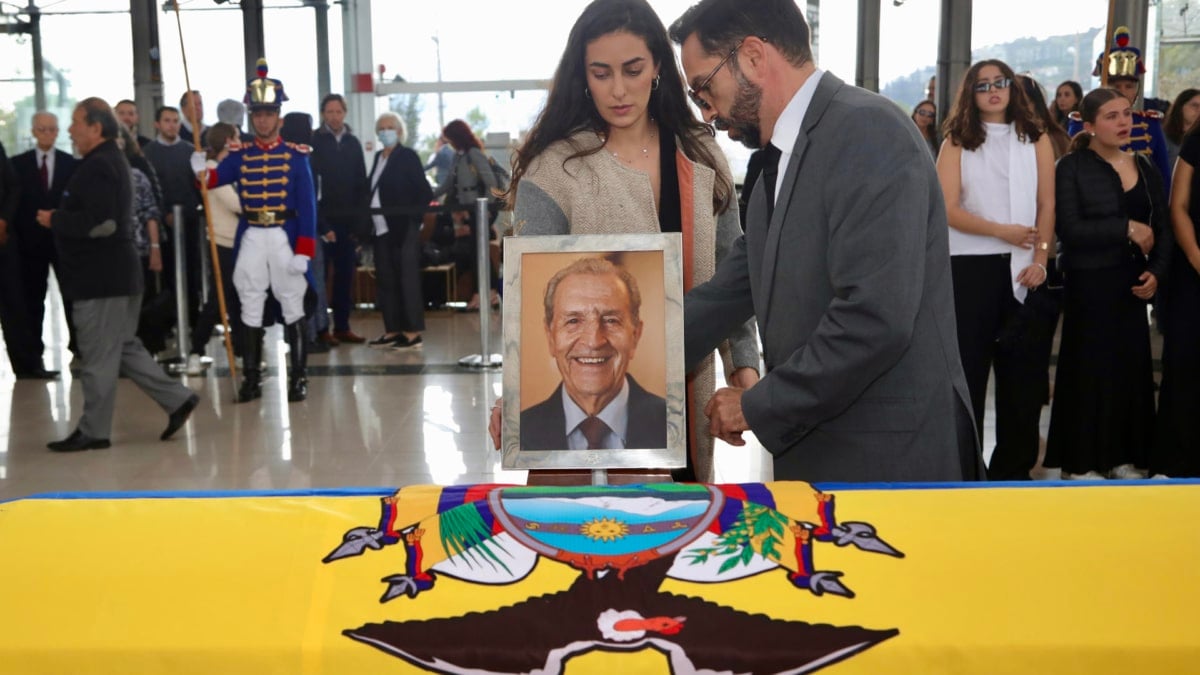 La imagen del ex presidente ecuatoriano Rodrigo Borja sobre su féretro.