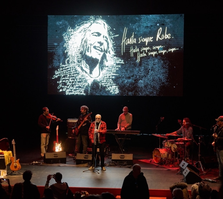 Polémica 'broma' de Abascal, habla de "desinfectar" el palacio de congresos de Plasencia al día siguiente del homenaje a Robe Iniesta de Extremoduro
