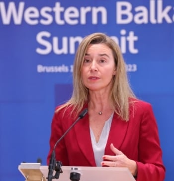 Federica Mogherini, ex jefa de la diplomacia europea imputada por fraude y [...]
