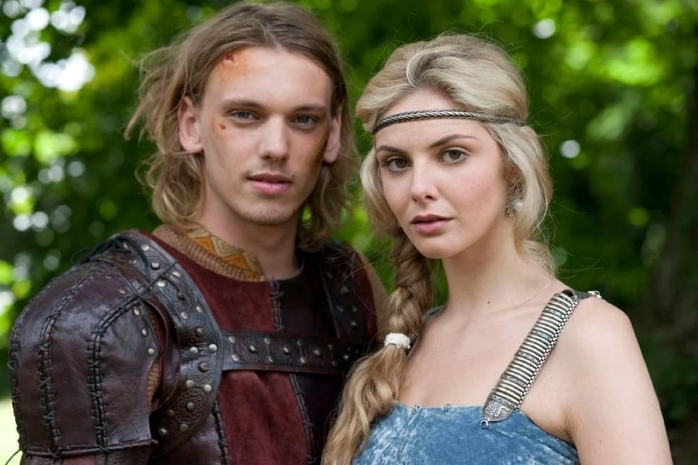 Jamie Campbell Bower junto a Tamsin Egerton en 'Camelot'.