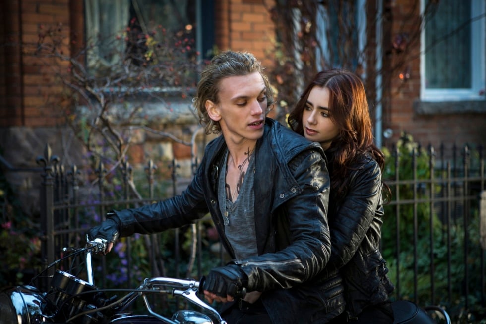 Lily Collins y Jamie Campbell Brower en 'Cazadores de Sombras: ciudad de hueso'.