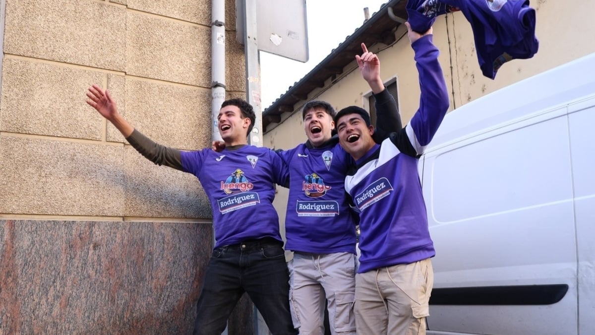 Agraciados con el Gordo del Sorteo Extraordinario de la Lotería de Navidad 2025 celebran su suerte en las calles de La Bañeza.