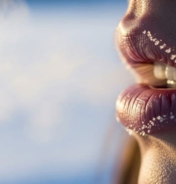 Cómo evitar que se resequen los labios en invierno