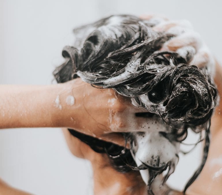 Estos son los errores que todas las personas cometen al lavarse el pelo