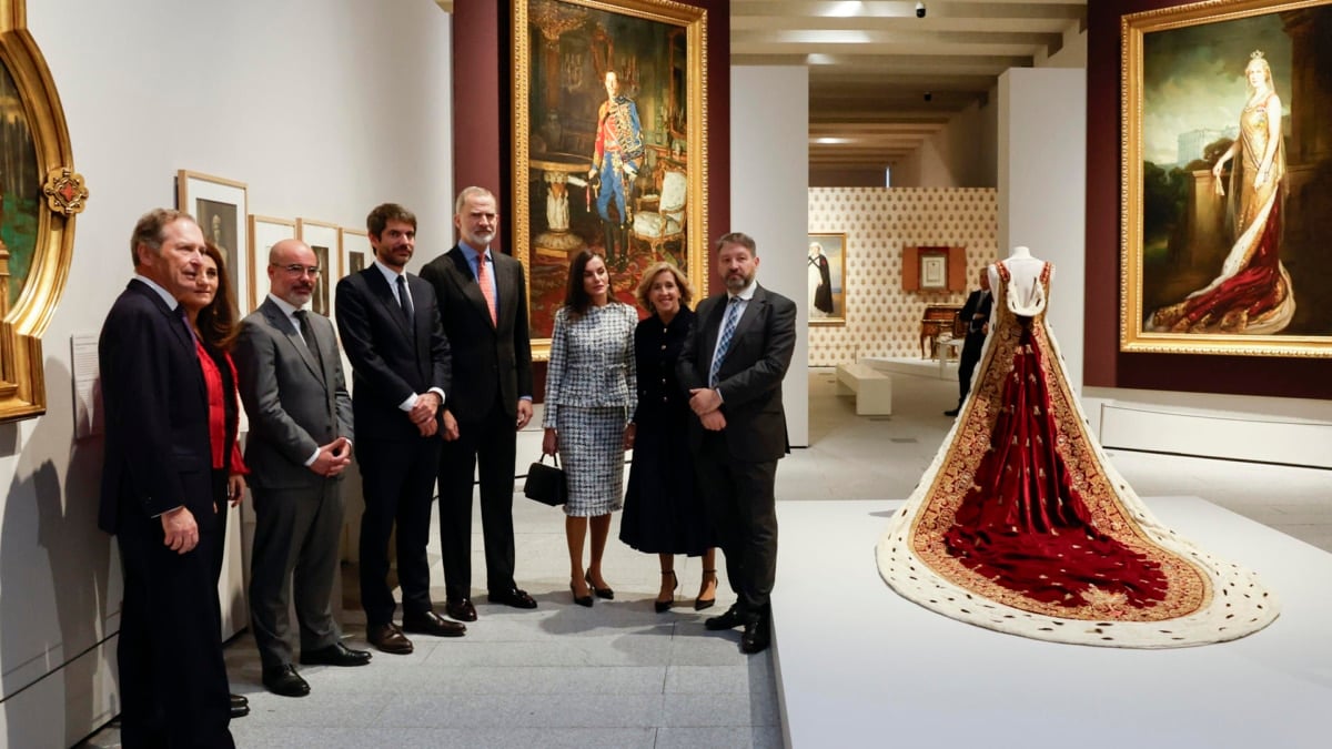 El rey Felipe VI y la reina Letizia, acompañados por el delegado del Gobierno en Madrid, Francisco Martín Aguirre, el ministro de Cultura, Ernest Urtasun, y el director de la Galería de las Colecciones Reales, Victor Cageao, entre otros, inauguran la exposición 'Victoria Eugenia', la primera gran muestra monográfica que se dedica a esta reina, este martes en la Galería de las Colecciones Reales en Madrid.