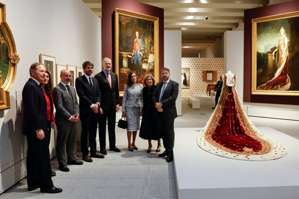 El rey Felipe VI y la reina Letizia, acompañados por el delegado del Gobierno en Madrid, Francisco Martín Aguirre, el ministro de Cultura, Ernest Urtasun, y el director de la Galería de las Colecciones Reales, Victor Cageao, entre otros, inauguran la exposición 'Victoria Eugenia', la primera gran muestra monográfica que se dedica a esta reina, este martes en la Galería de las Colecciones Reales en Madrid.