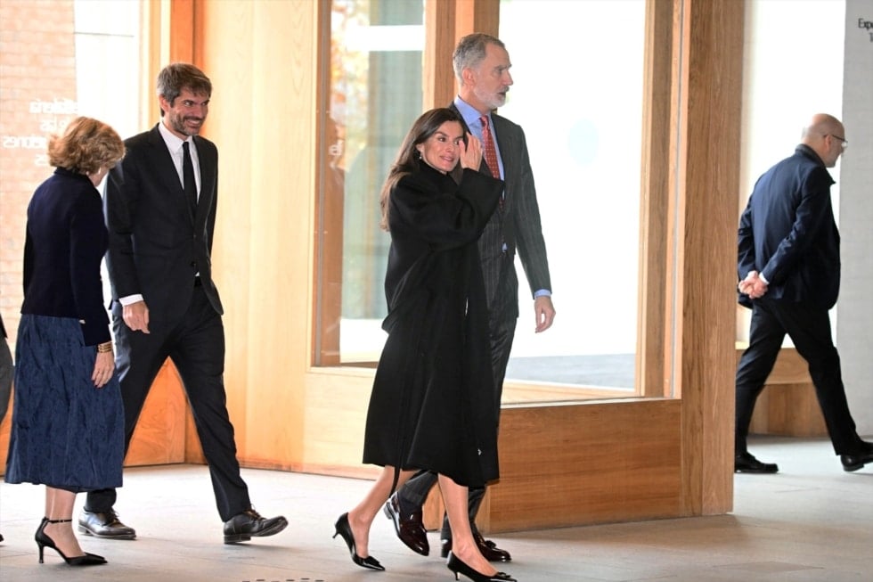 El ministro de Cultura, Ernest Urtasun, el Rey Felipe y la Reina Letizia a su llegada a la inauguración de la exposición sobre la Reina Victoria Eugenia, en el las Galerías de las Colecciones Reales, en el Palacio Real