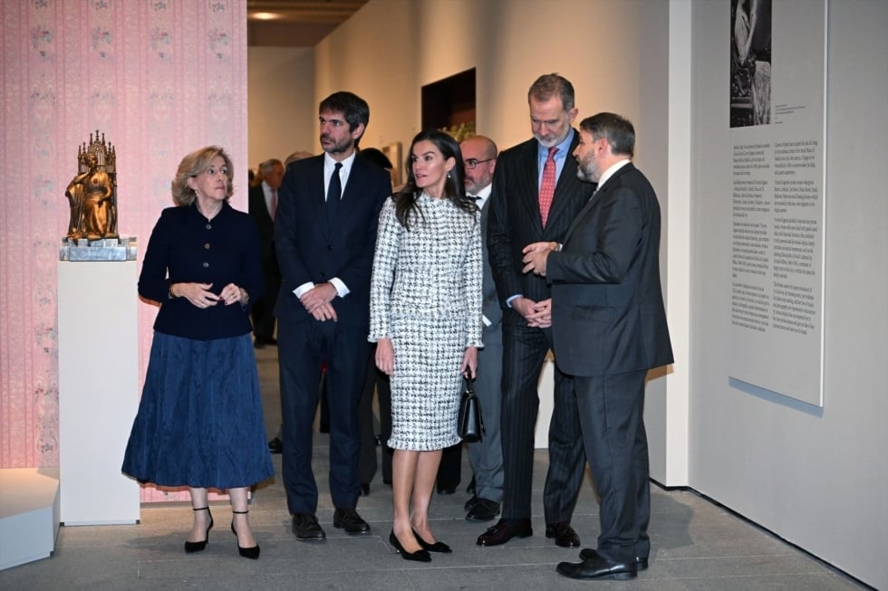 El ministro de Cultura, Ernest Urtasun, el Rey Felipe y la Reina Letizia durante la inauguración de la exposición sobre la Reina Victoria Eugenia