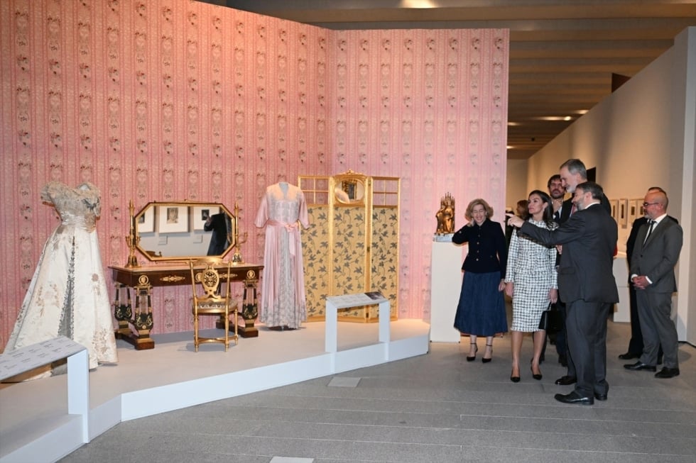 El ministro de Cultura, Ernest Urtasun, el Rey Felipe, la Reina Letizia y el delegado del gobierno de la Comunidad de Madrid, Francisco Martín, durante la inauguración de la exposición sobre la Reina Victoria Eugenia