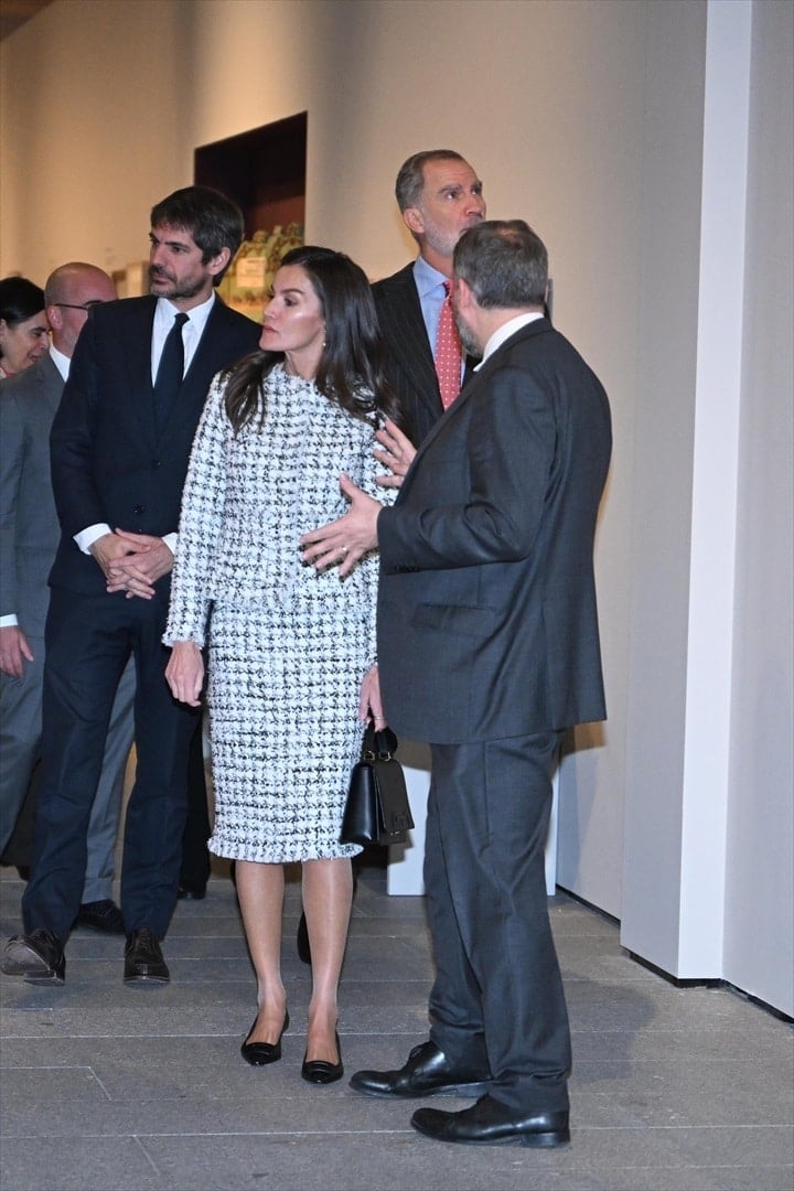 El ministro de Cultura, Ernest Urtasun, el Rey Felipe y la Reina Letizia durante la inauguración de la exposición sobre la Reina Victoria Eugenia