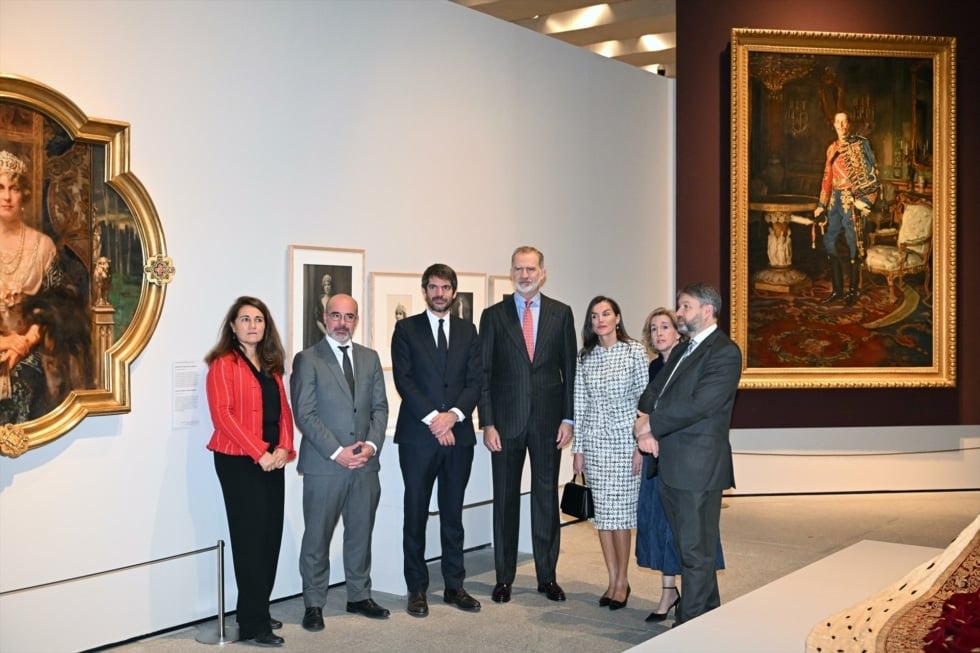 El delegado del gobierno de la Comunidad de Madrid, Francisco Martín, el ministro de Cultura, Ernest Urtasun, el rey Felipe y la Reina Letizia durante la inauguración de la exposición sobre la Reina Victoria Eugenia
