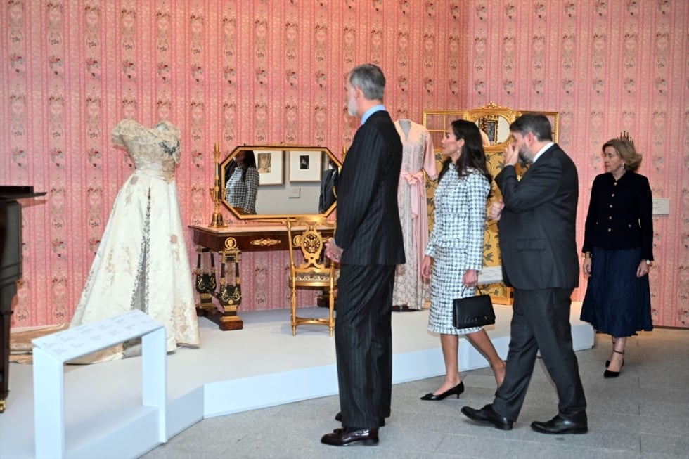 El Rey Felipe y la Reina Letizia durante la inauguración de la exposición sobre la Reina Victoria Eugenia