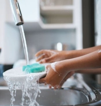 Cómo eliminar las manchas permanentes en tu vajilla de porcelana