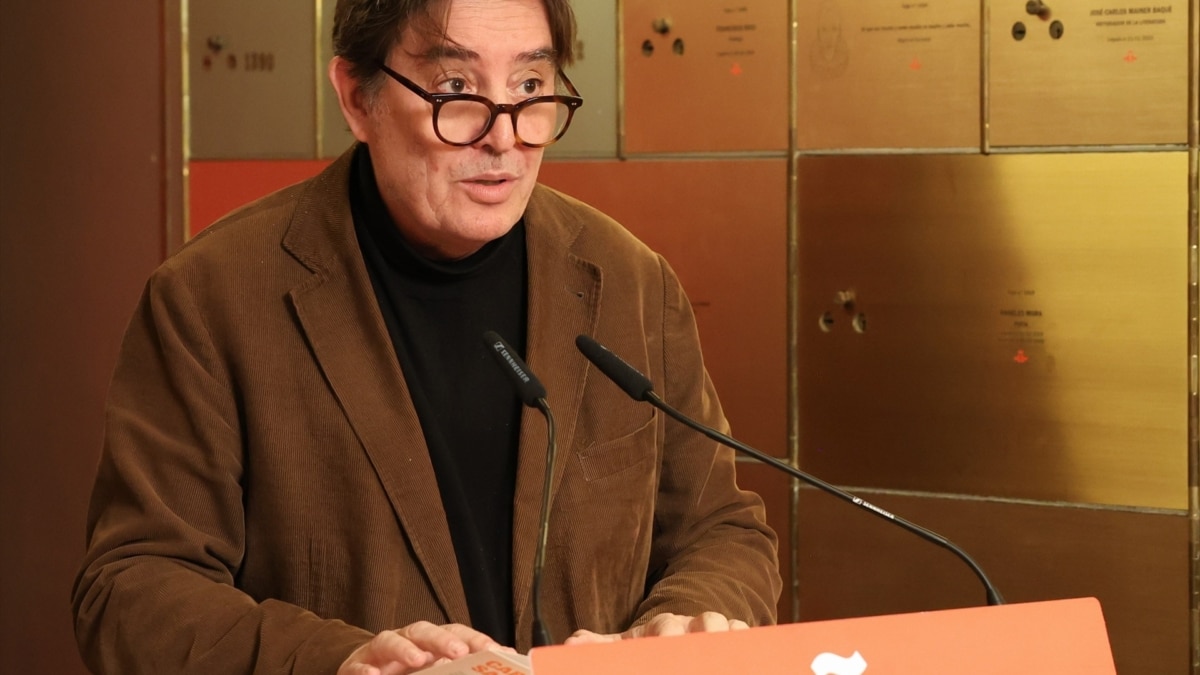 García Montero reaviva la guerra contra el director de la Academia, "un abogado de negocios"