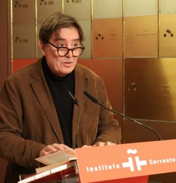 García Montero reaviva la guerra contra el director de la Academia, "un [...]
