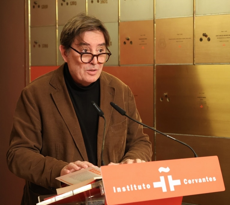 García Montero reaviva la guerra contra el director de la Academia, "un abogado de negocios"