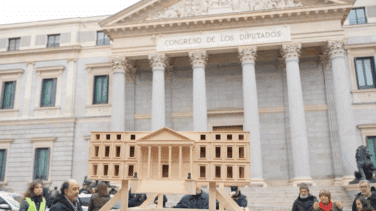 Una procesión laica saca al Congreso en procesión por las calles de Madrid