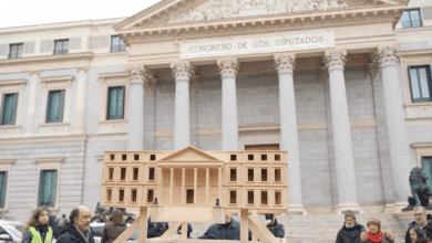 Una procesión laica saca al Congreso en procesión por las calles de Madrid