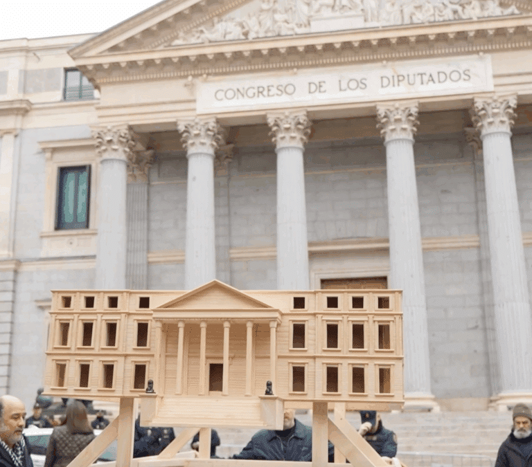 Una procesión laica saca al Congreso en procesión por las calles de Madrid