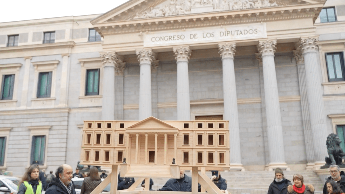 Imagen de la procesión laica con la maqueta del Congreso, este domingo.