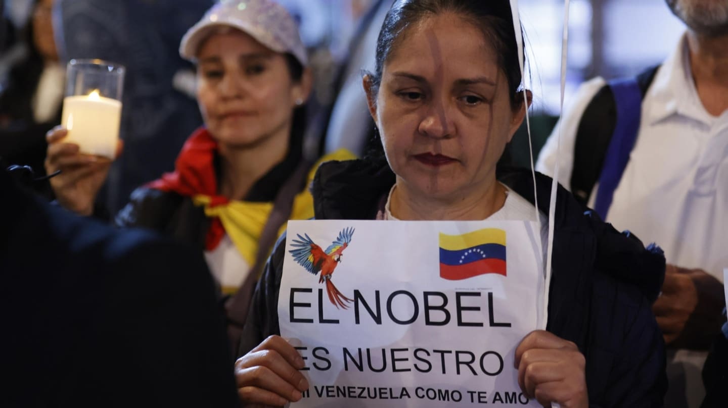 Una mujer sostiene un cartel durante la marcha "por la paz y la libertad" en Venezuela, en conmemoración al Nobel de la Paz el 10 de diciembre a la líder antichavista María Corina Machado, este sábado, en Bogotá