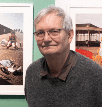 Muere Martin Parr, el fotógrafo que hizo de la realidad un espejo [...]