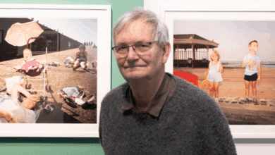 Muere Martin Parr, el fotógrafo que hizo de la realidad un espejo incómodo: "Cuando el absurdo se manifiesta, disparo"