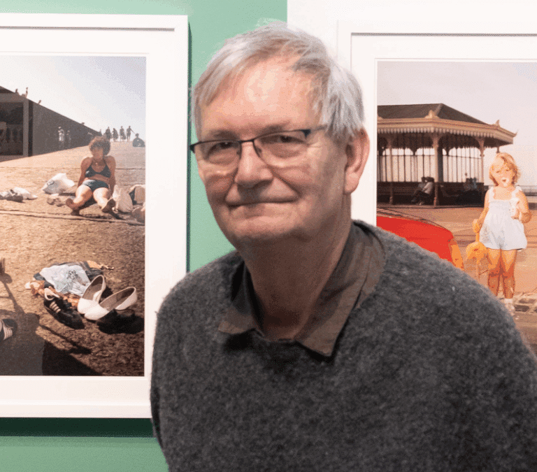Muere Martin Parr, el fotógrafo que hizo de la realidad un espejo incómodo: "Cuando el absurdo se manifiesta, disparo"