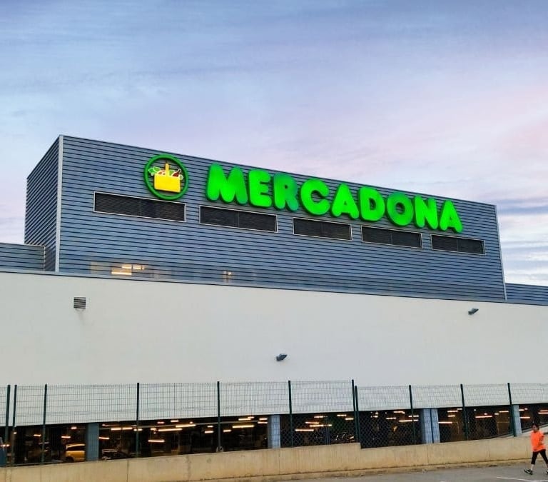 El producto estrella de Mercadona para limpiar la tapicería cuesta menos de 2 euros